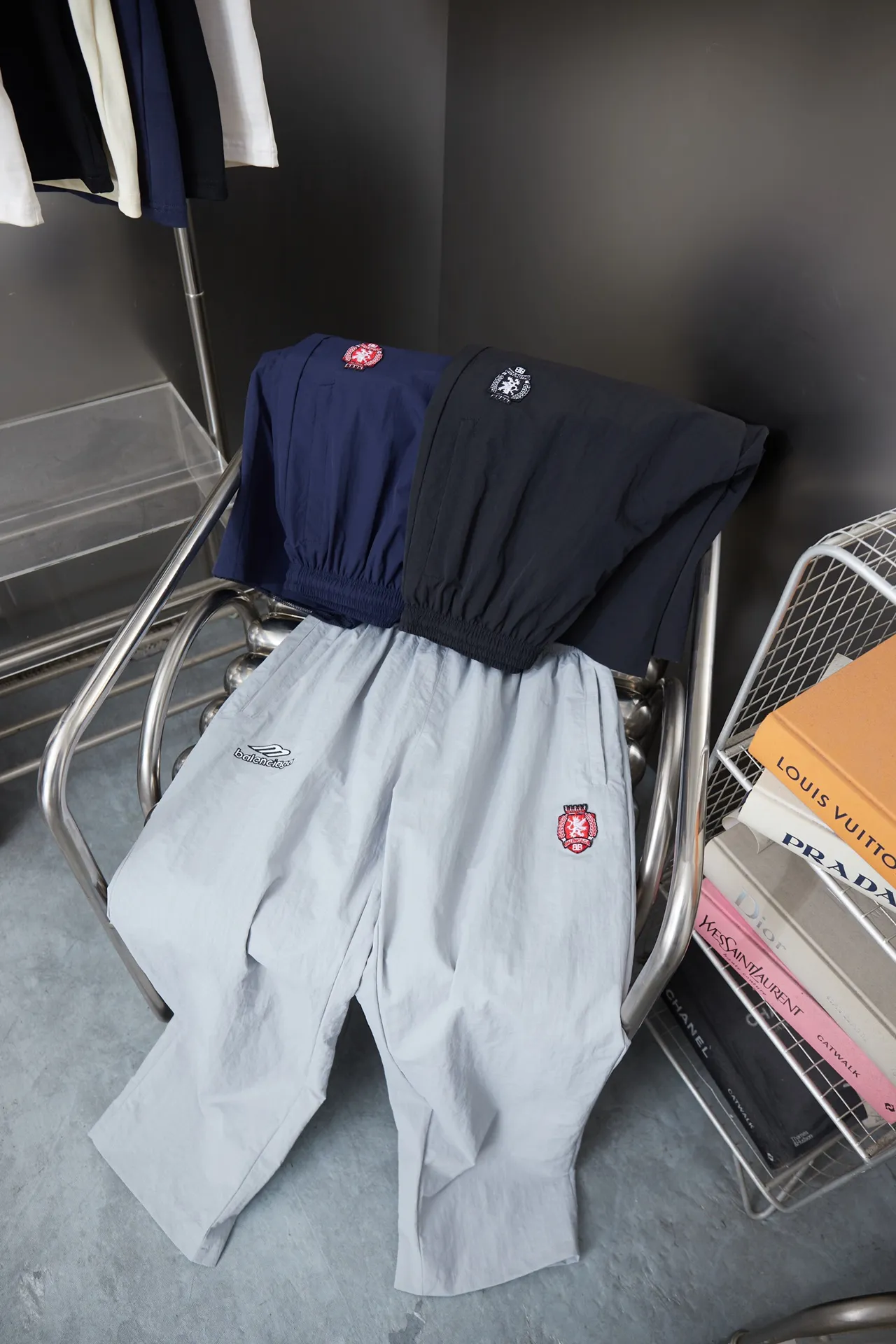 Balenciaga 𝘽𝘼𝙇𝙀𝙉𝘾𝙄𝘼𝙂𝘼 BLCG 26SS 77 3M Manchester United embroidered sports suit Light luxury A must-have item for men and women's daily commuting Correct version Free to compare Detailed features · Made of T 800 professional jacket polyester fabric · The entire fabric is pre-treated with a waterproof coating · The interior is made of four-way elastic nylon lining · Zipper pockets on both sides Elastic cuff design · Internal zipper hidden pocket design · Imported Tajima high-speed embroidery machine thousands of needle embroidery technology · Elastic elastic waist design at the hem · Customized molded hardware zipper Jacket double puller design · Zippered pockets on the side of trousers · Original main mark washed tag brand packaging Color: Black/Navy Blue/Silver Gray Size: 46/48/50/52